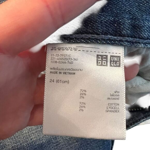 3 for $30! Uniqlo light wash straight leg jeans. Size 24 - Picture 5 of 7